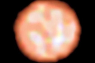 Астрономы рассмотрели на звезде огромную аномальную зону